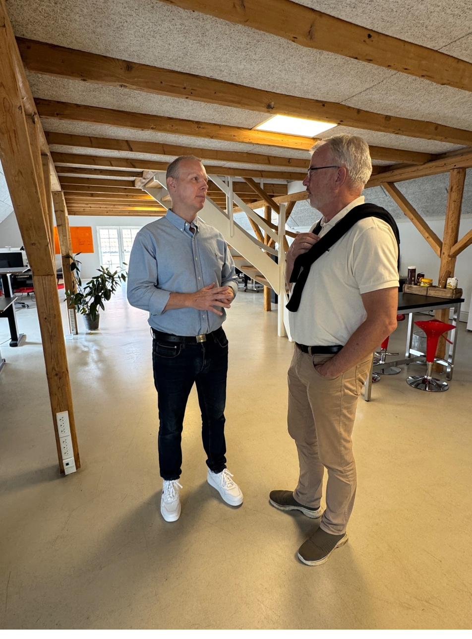Allan i dialog med en kunde