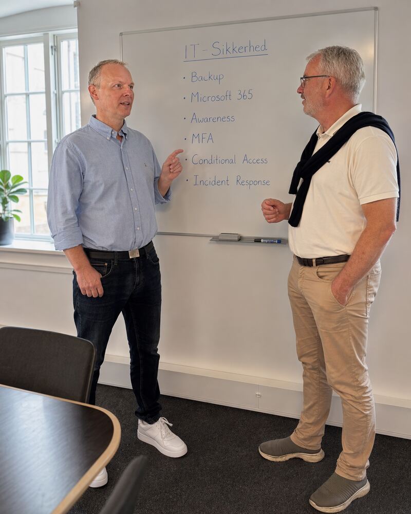 IT-sikkerhedsstrategi diskuteres på whiteboard — Allan Schmidt, ITNU